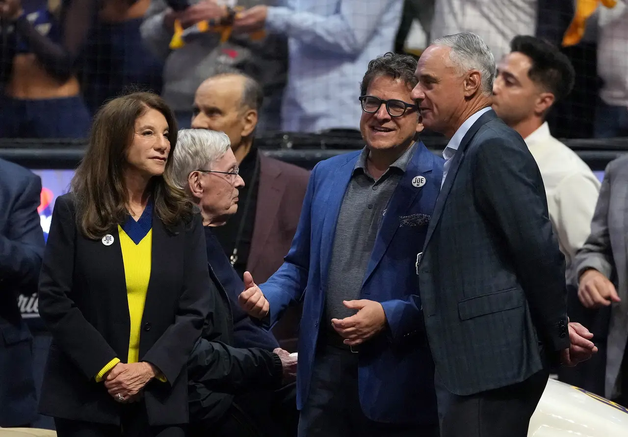 Paul Sullivan: What’s up, Bud? Selig lobbies for a salary cap while we’re just trying to enjoy this World Series.