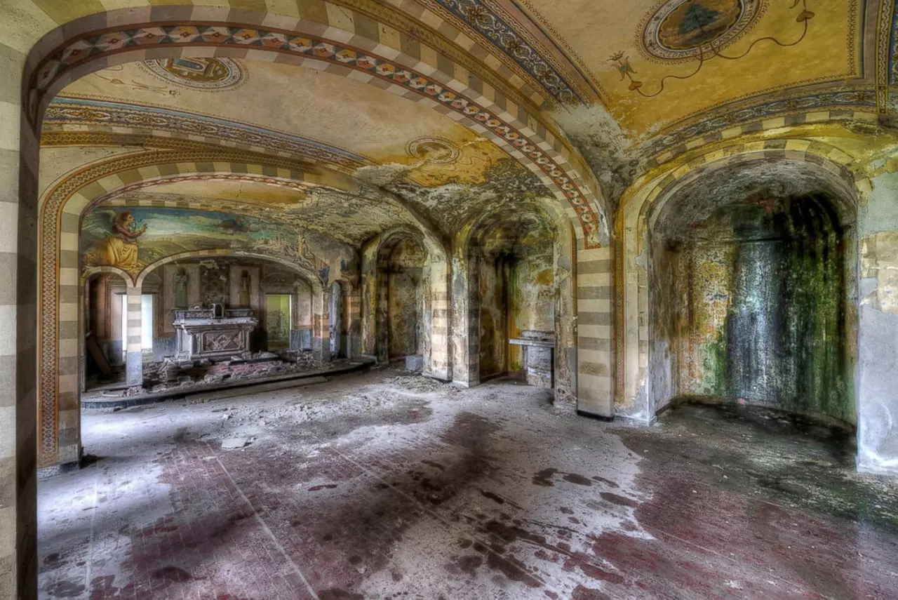 14 Eerie Photos of Prisons to Palaces
