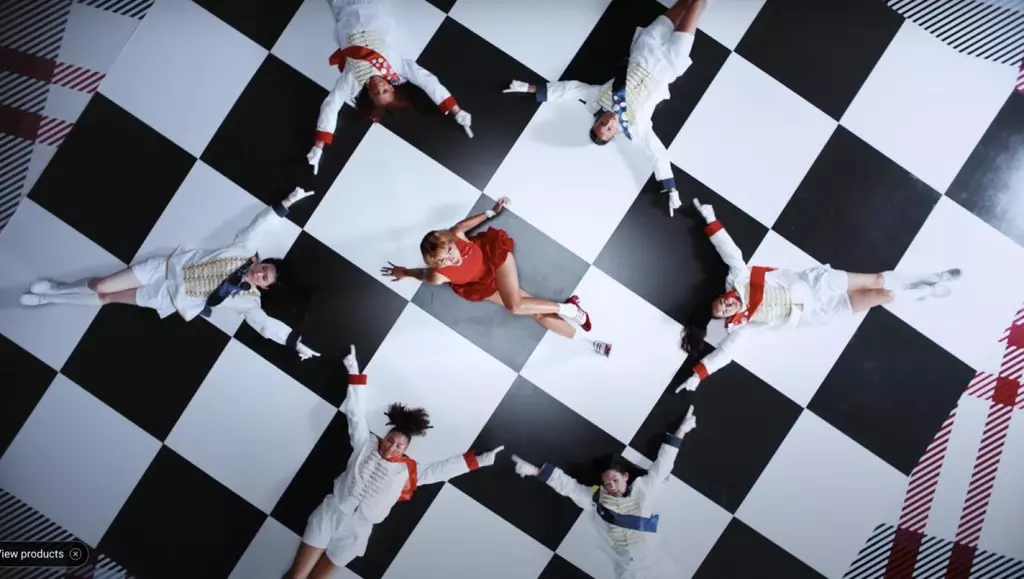 PinkPantheress plays chess in 'Romeo' music video