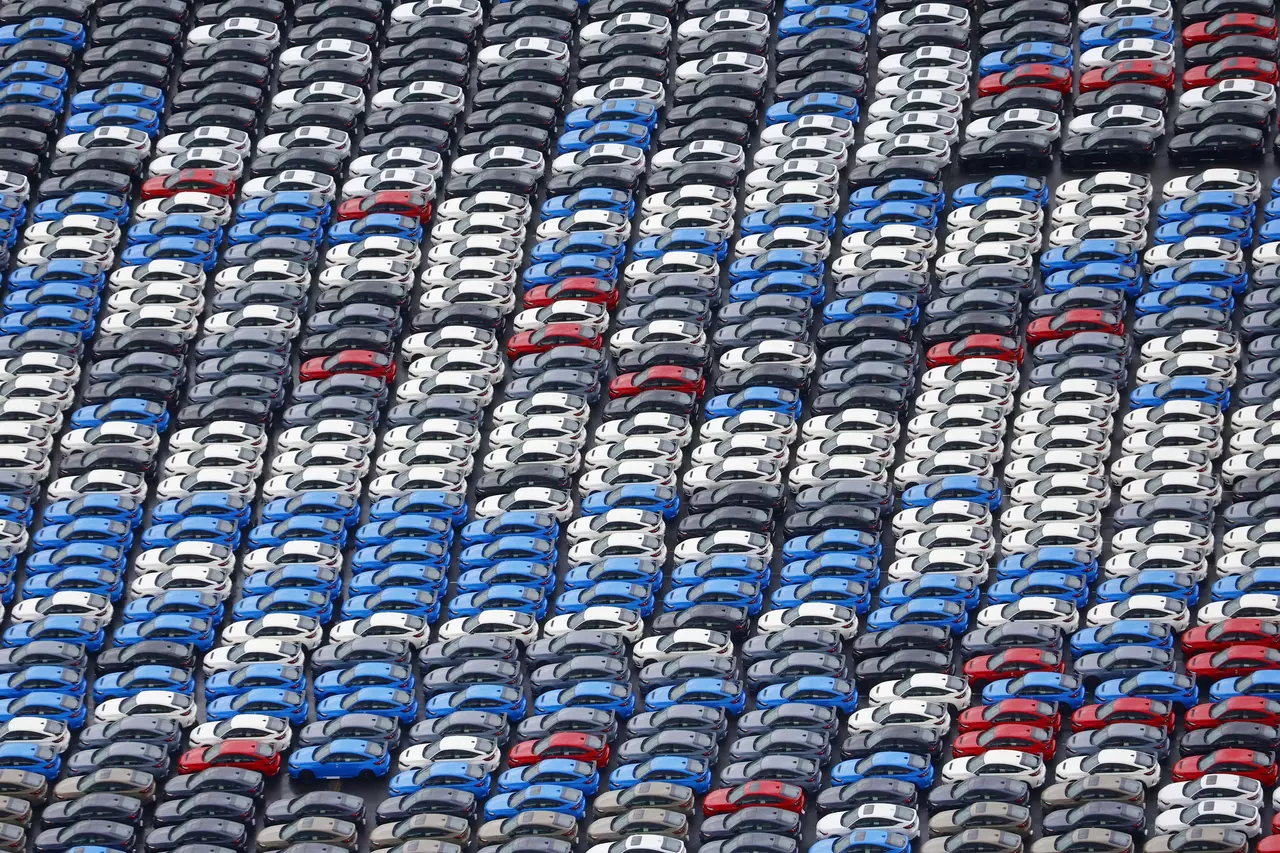 Japan's exports to the US continue to fall, hit by Trump's tariffs