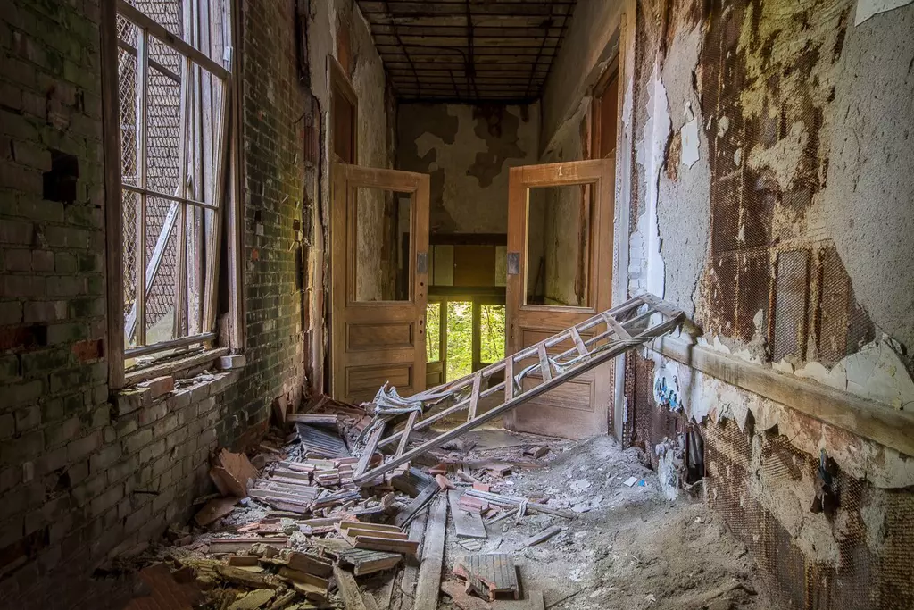 12 Eerie Photos of Abandoned Schools