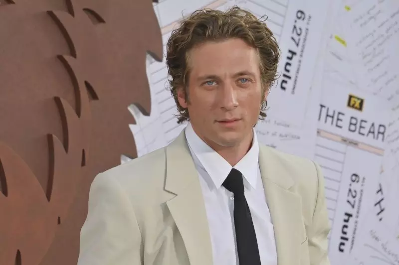 Jeremy Strong encourages Jeremy Allen White in 'Springsteen' trailer