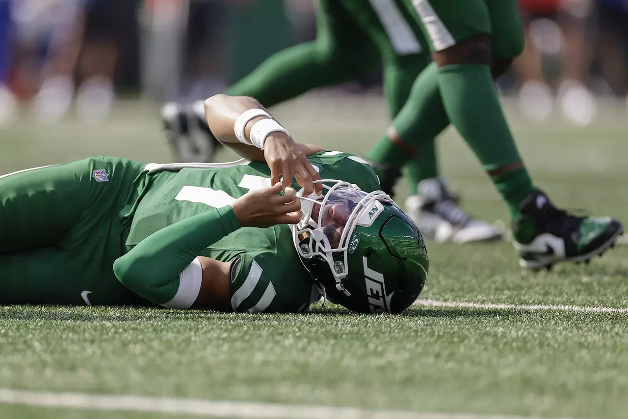 Jets' Justin Fields in concussion protocol, Tyrod Taylor could start vs. Buccaneers