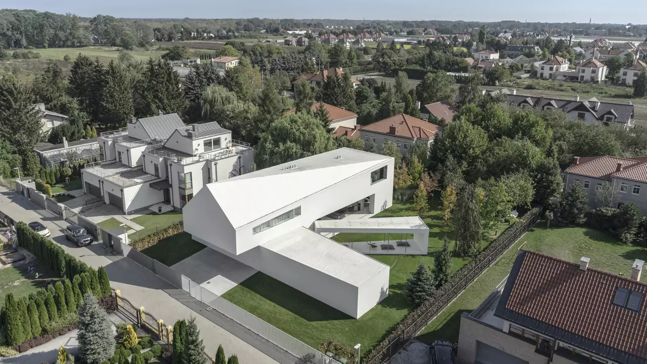 A House that Rotates with the Sun