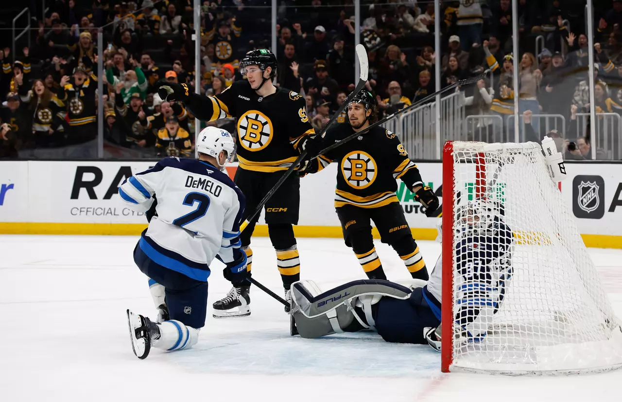 Bruins take care of business on home ice, roll over Jets