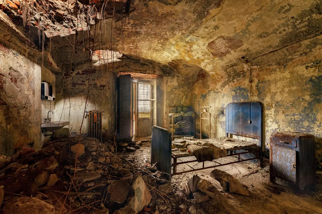 11 Haunting Photos of Deserted Madhouses