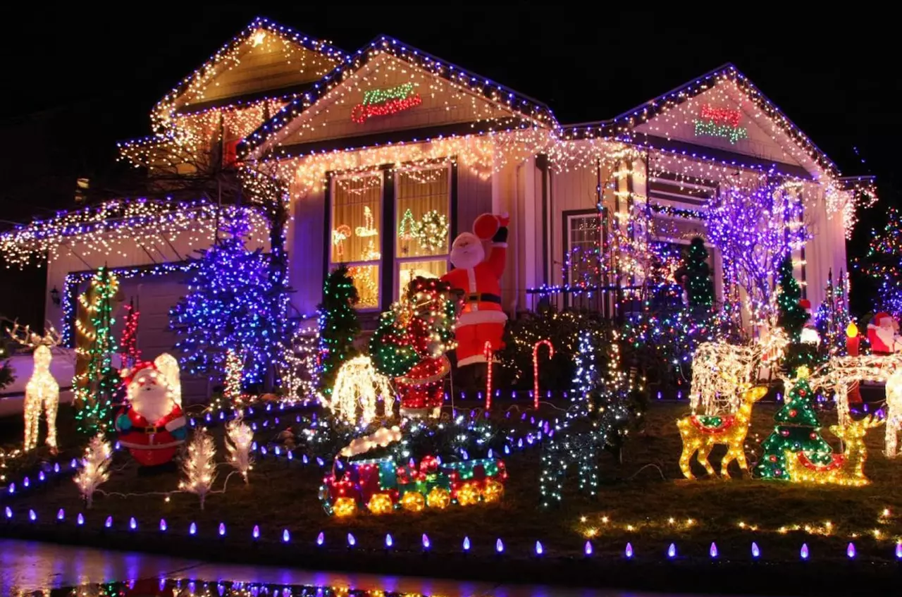 8 Tips for Hanging Holiday Lights