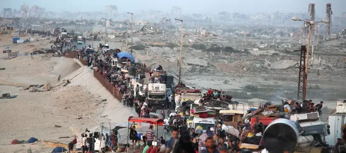 Displaced Palestinians head south amid ground offensive on Gaza City