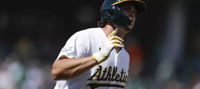 Kurtz y Butler lideran a los Atléticos en triunfo 5-4 sobre Medias Rojas
