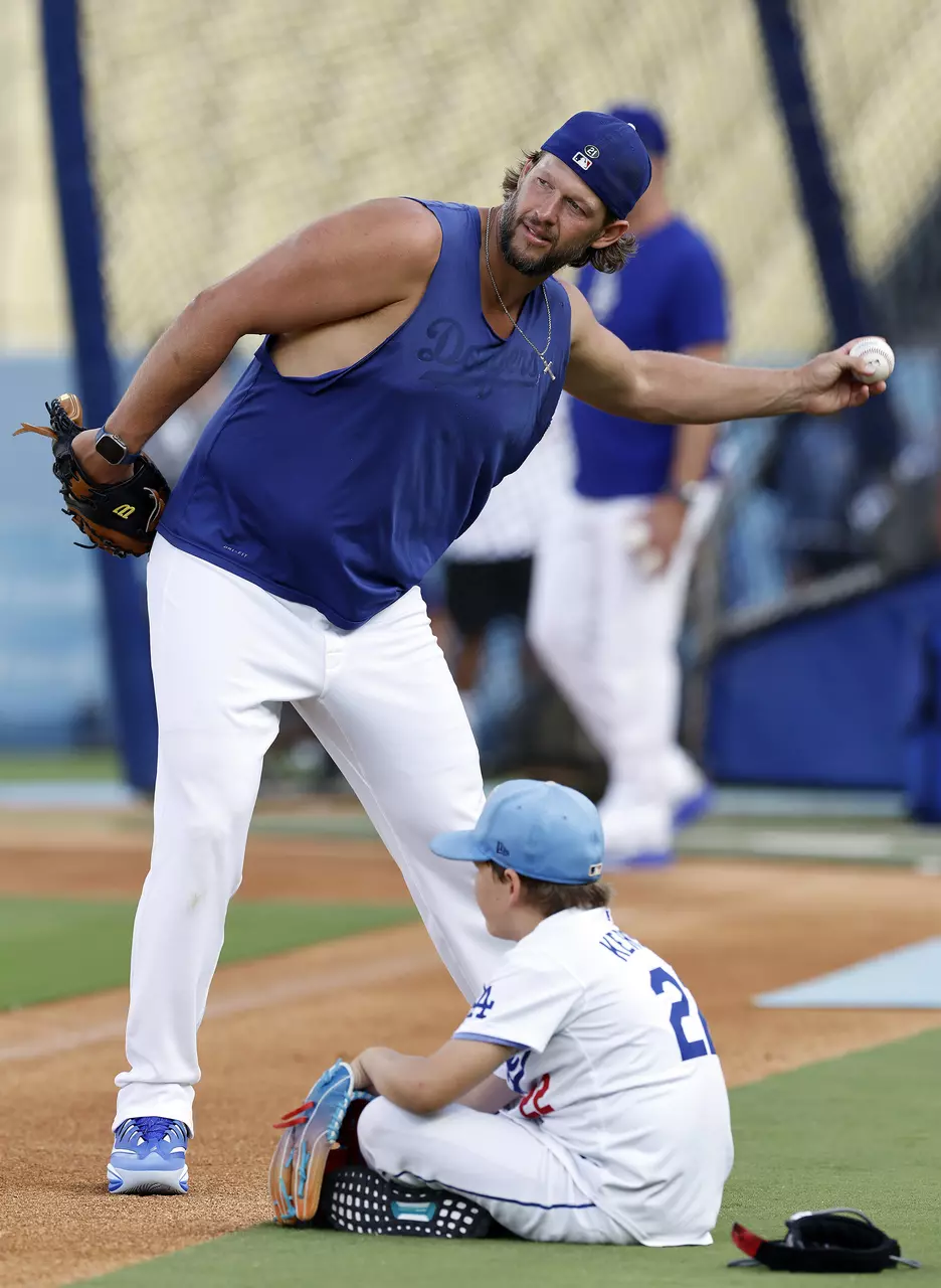 Dodgers edge Giants after bullpen manages to hold on to precarious lead