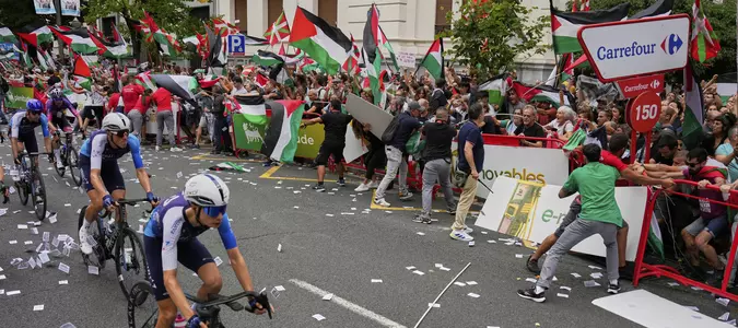 Spanish minister says Israeli cycling team should be expelled from Vuelta after protest
