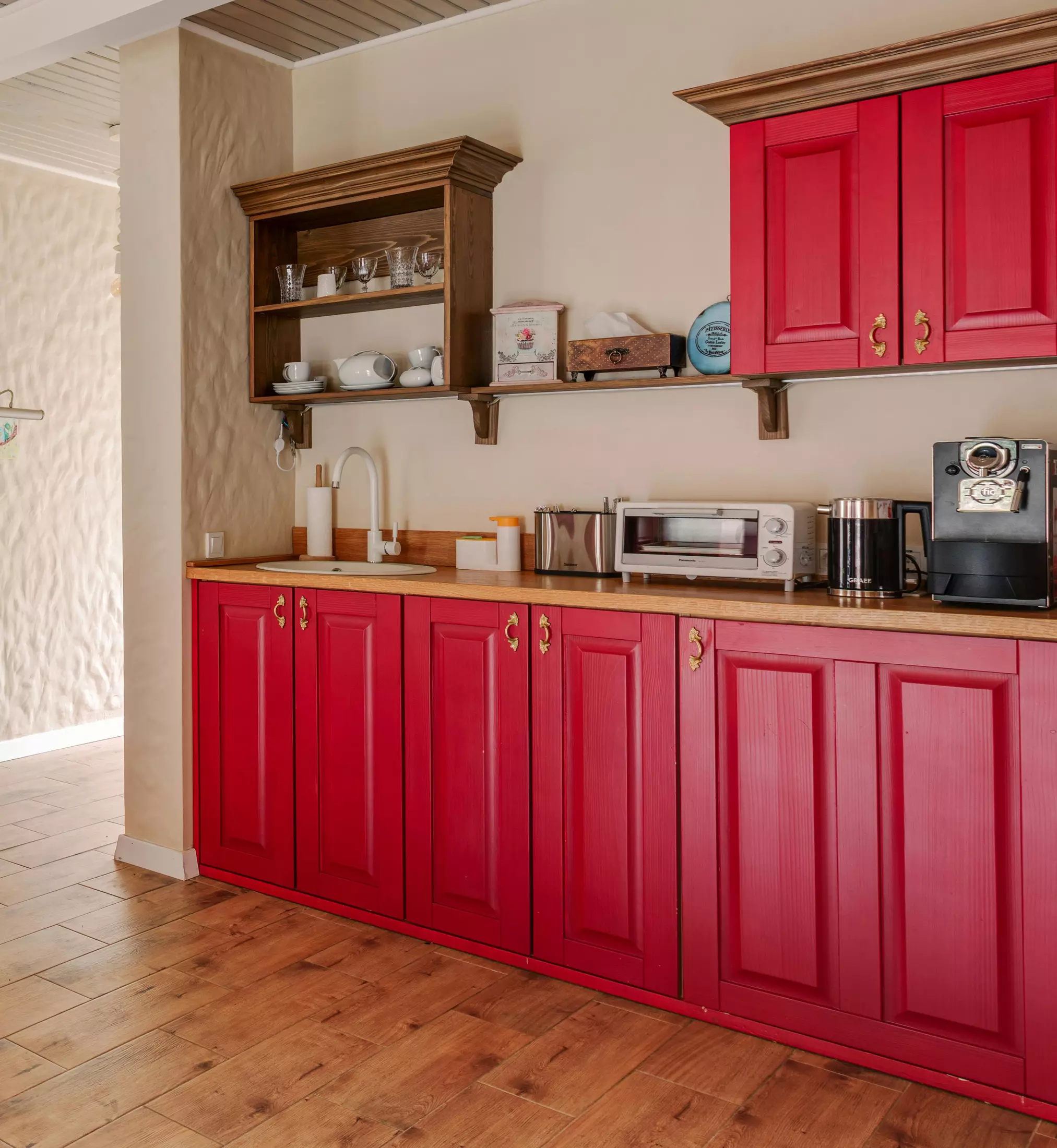 6 Kitchen Cabinet Colors that Are Outdated