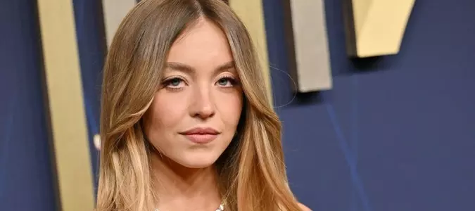 Sydney Sweeney joins Amanda Seyfried's perfect family in 'Housemaid' trailer
