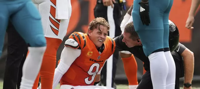 Bengals QB Joe Burrow leaves game with left ankle injury during 2nd quarter against Jaguars