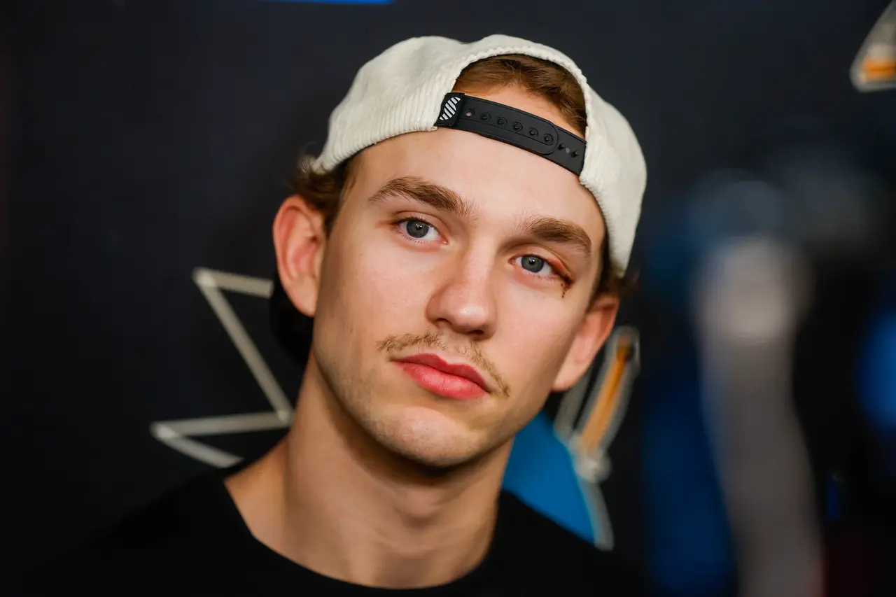 Sharks trade William Eklund, prospects to Senators for first round pick
