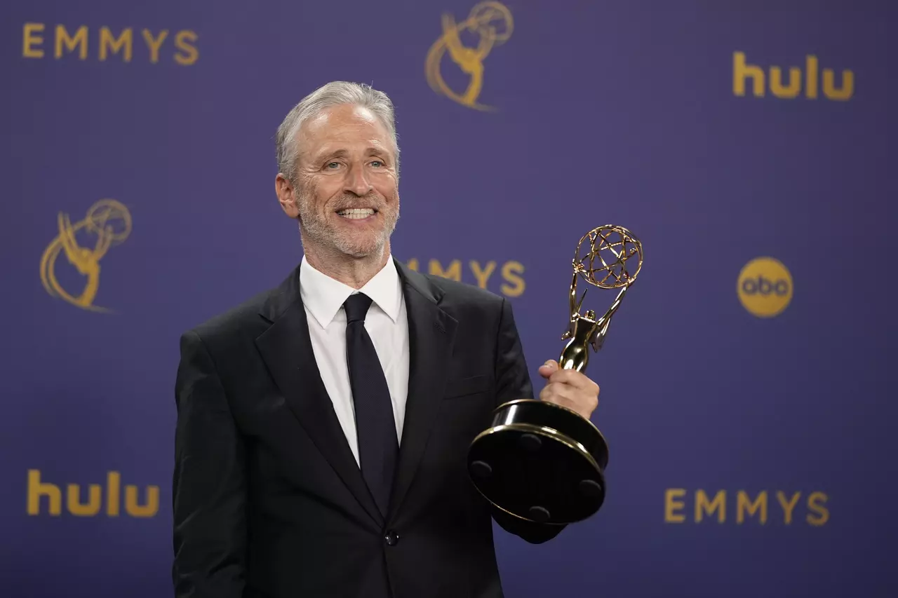 Jon Stewart to host 'The Daily Show' in rare mid-week appearance a day after Kimmel suspension