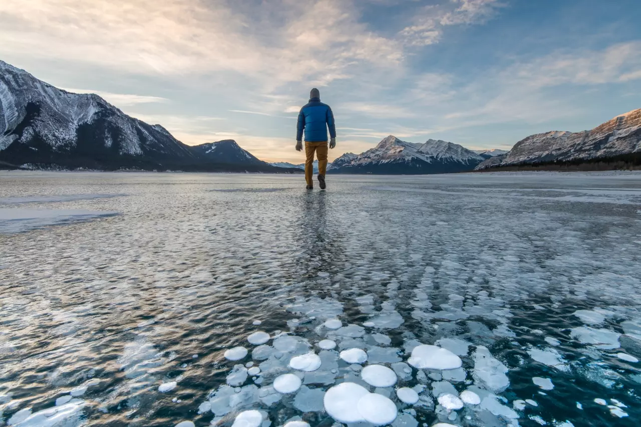 Unique process transforms lake into frozen lava lamp each winter