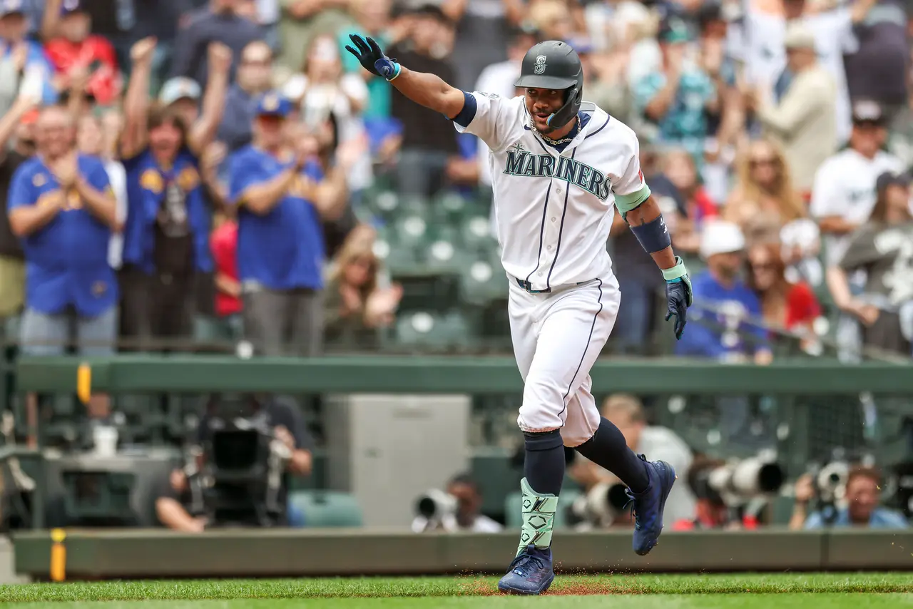 Julio Rodríguez’s clutch homer powers Mariners to big win over Rangers