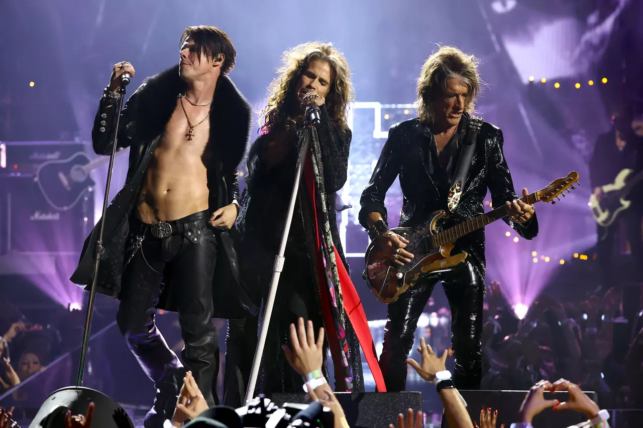 At VMAs 2025, an Ozzy Osbourne tribute lures Steven Tyler further out of retirement