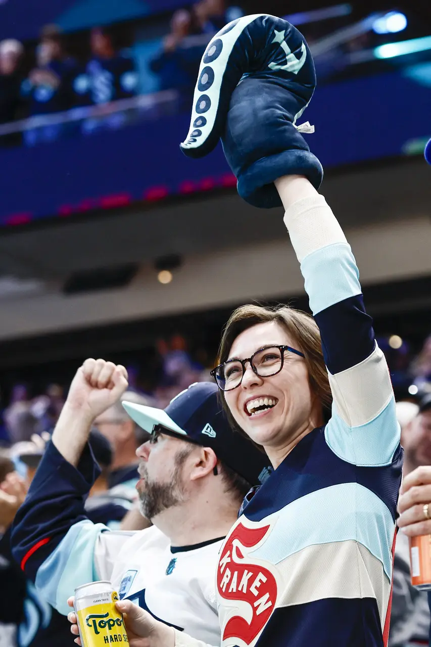 Mackie Samoskevich scores twice as Kraken rout Flames in home opener
