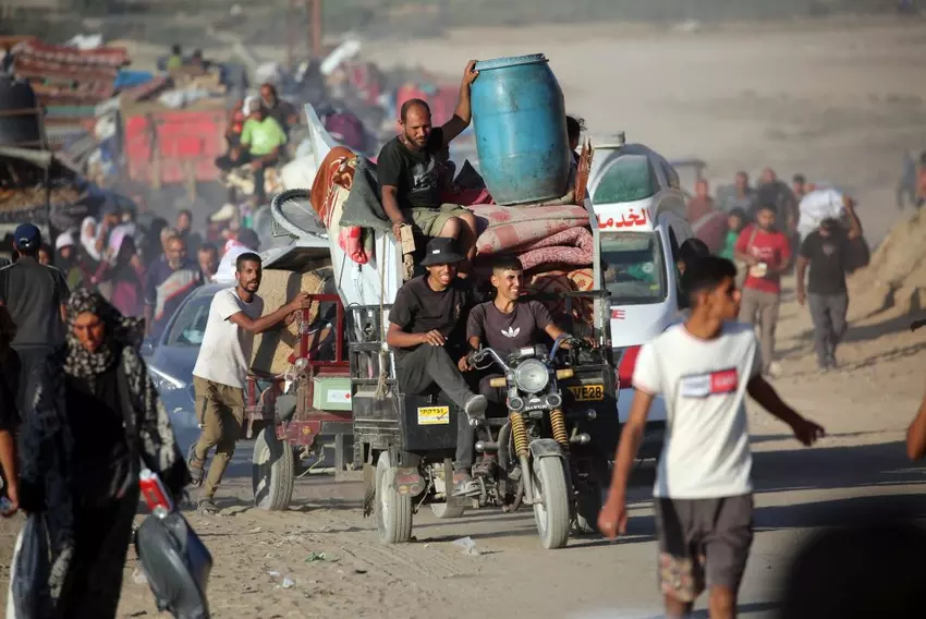 Palestinians flee south from Gaza City