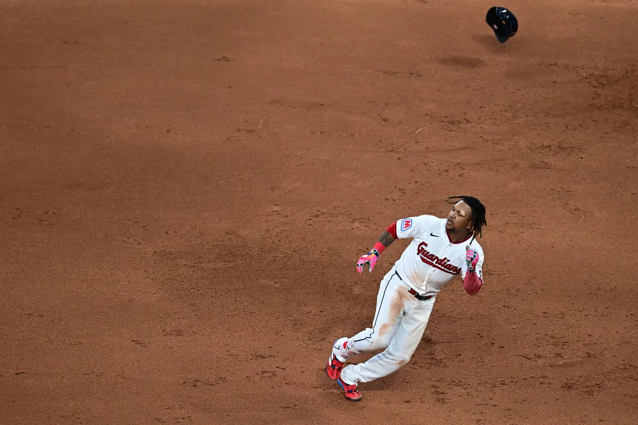 Guardians star 3B José Ramírez breaks bone in hand during win over Tigers, All-Star out indefinitely
