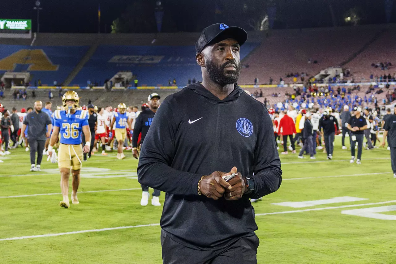 Dylan Hernández: UCLA needs to replace DeShaun Foster, who can't lead the Bad News Bruins to success
