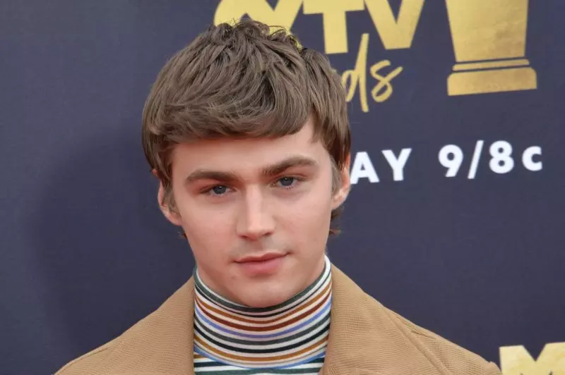 Miles Heizer joins the Marines in 'Boots' trailer