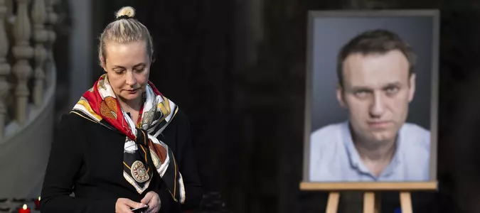 Alexei Navalny's widow says lab reports show her husband was poisoned