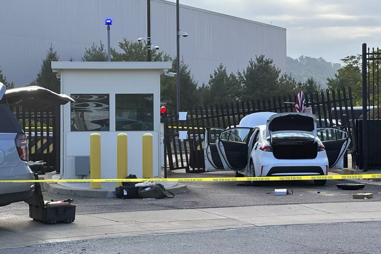 Driver rams car into FBI building gate in Pittsburgh and leaves behind an American flag