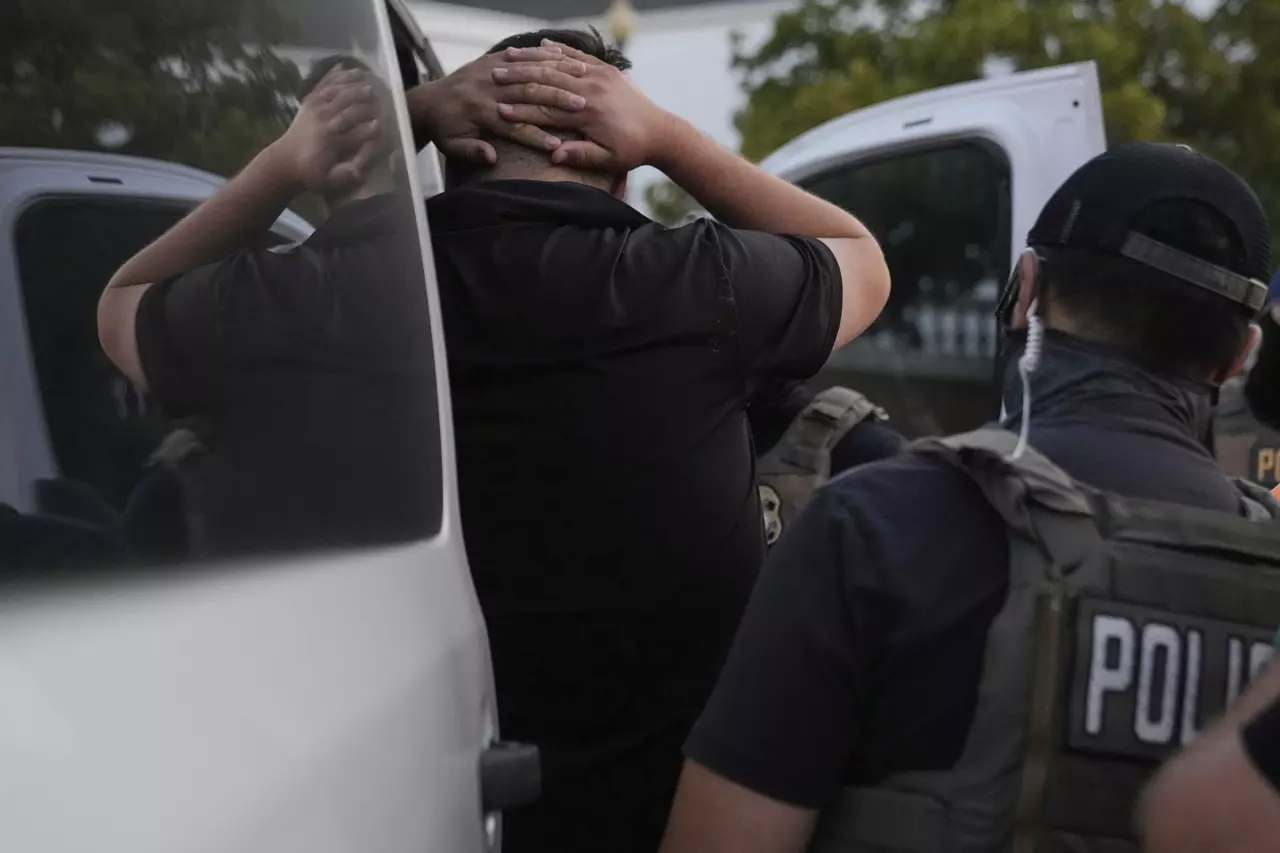More than 400 arrests made in Chicago area operation so far, top immigration official says