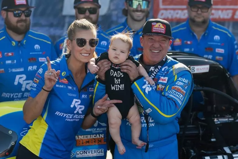 NASCAR's Tony Stewart to race against wife in Top Fuel dragster series