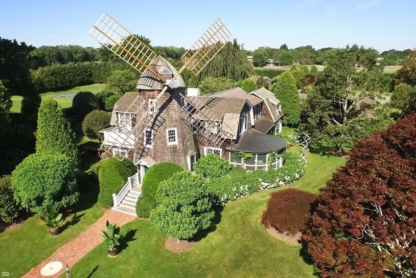 8 Celebrities with Summer Homes in the Hamptons