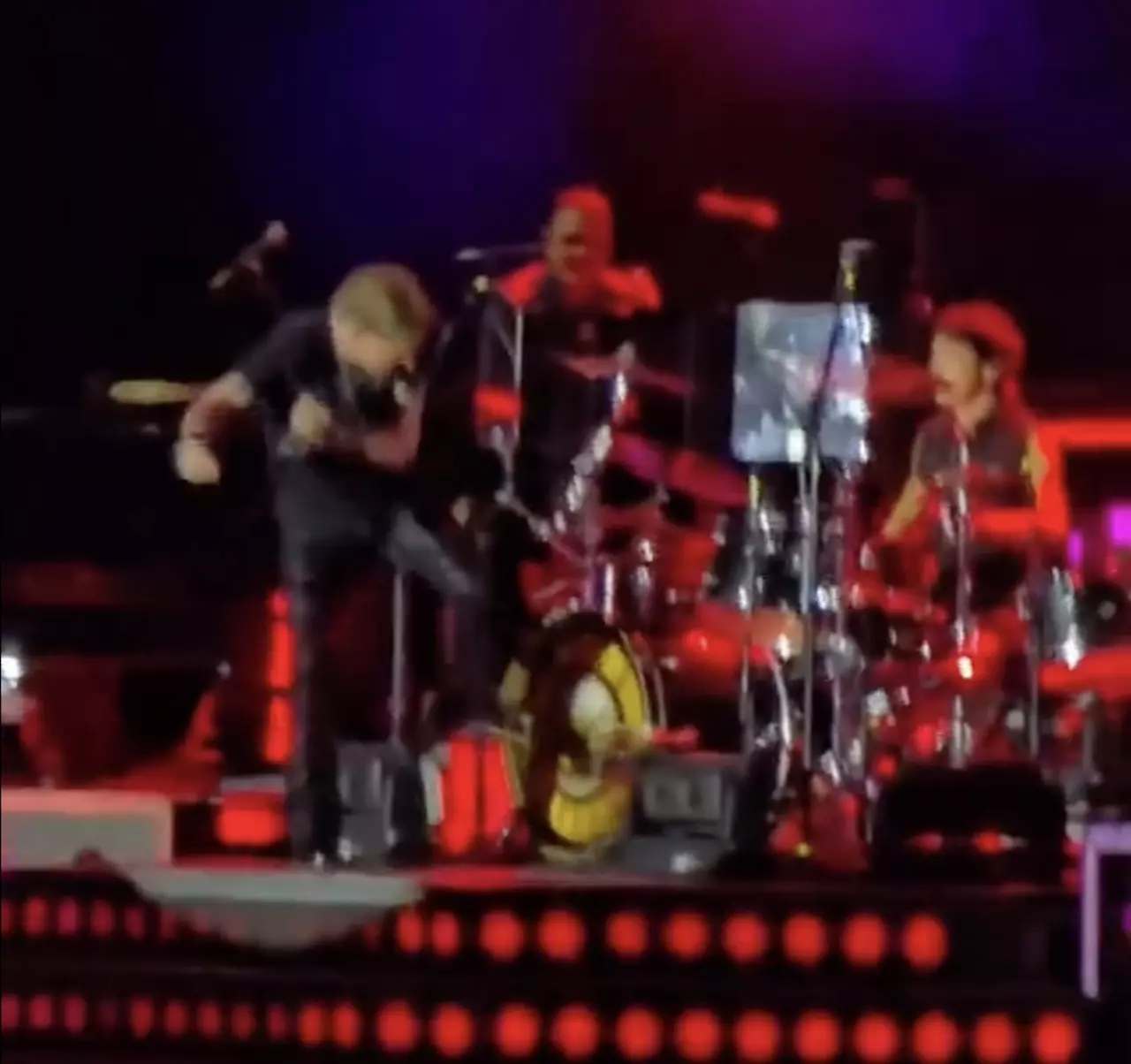 Axl Rose Lashes Out At Drum Kit In Buenos Aires