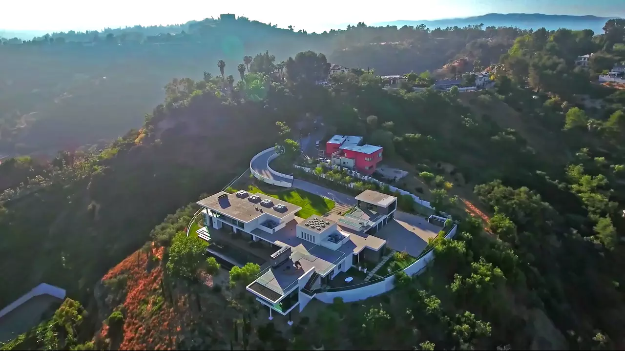Gwen Stefani and Blake Shelton Get Cozy in $25 Million of Luxury