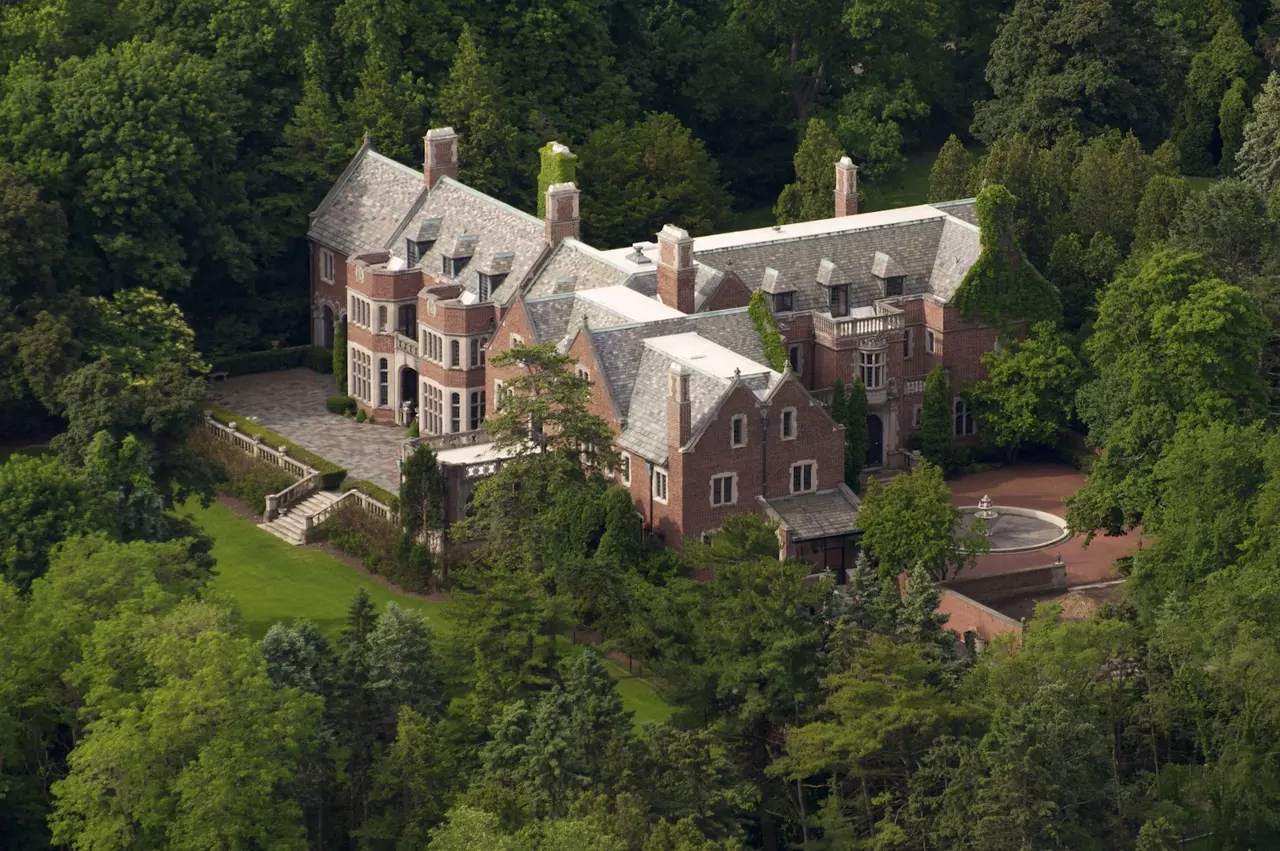 8 Creepy, Haunted Houses in the U.S.