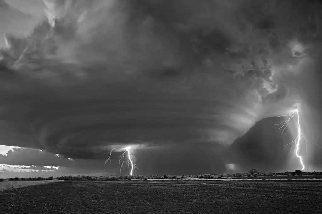 Photographer Captures Power, Beauty of Storms in Black and White