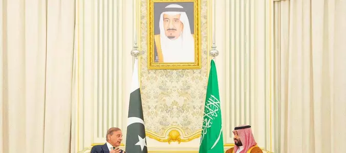 Saudi Arabia and Pakistan sign mutual defense pact