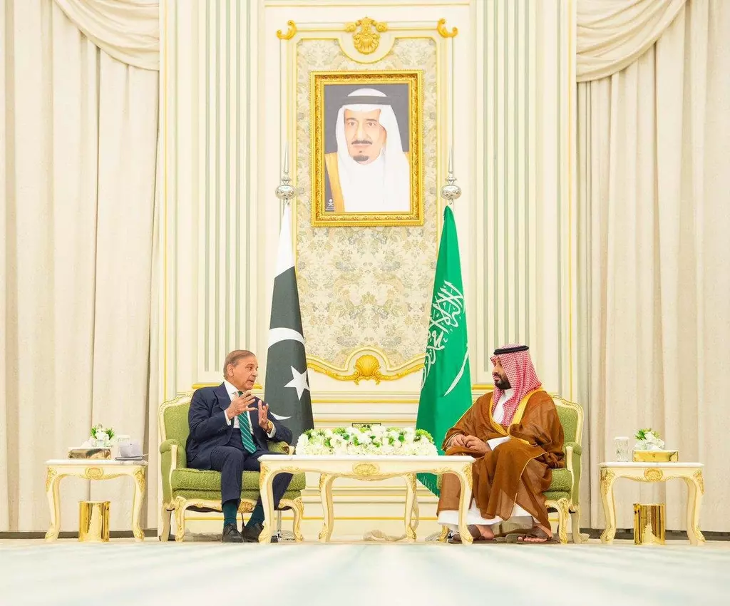 Saudi Arabia and Pakistan sign mutual defense pact