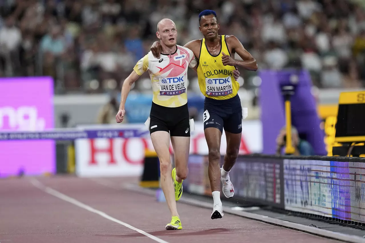 A shoulder to lean on: Steeplechaser stops, lends a helping hand to a struggling competitor