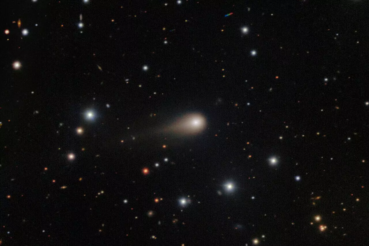 Telescope reveals a growing tail on the comet that's visiting from another star