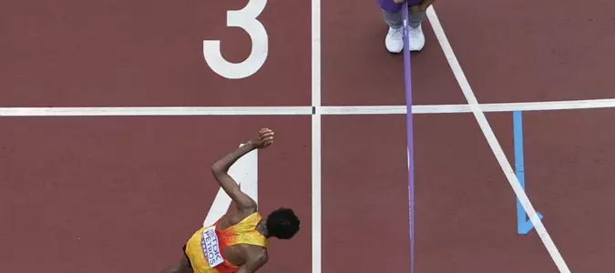 Marathon at worlds takes weird twists: a false start, a near wrong turn and, finally, a photo finish