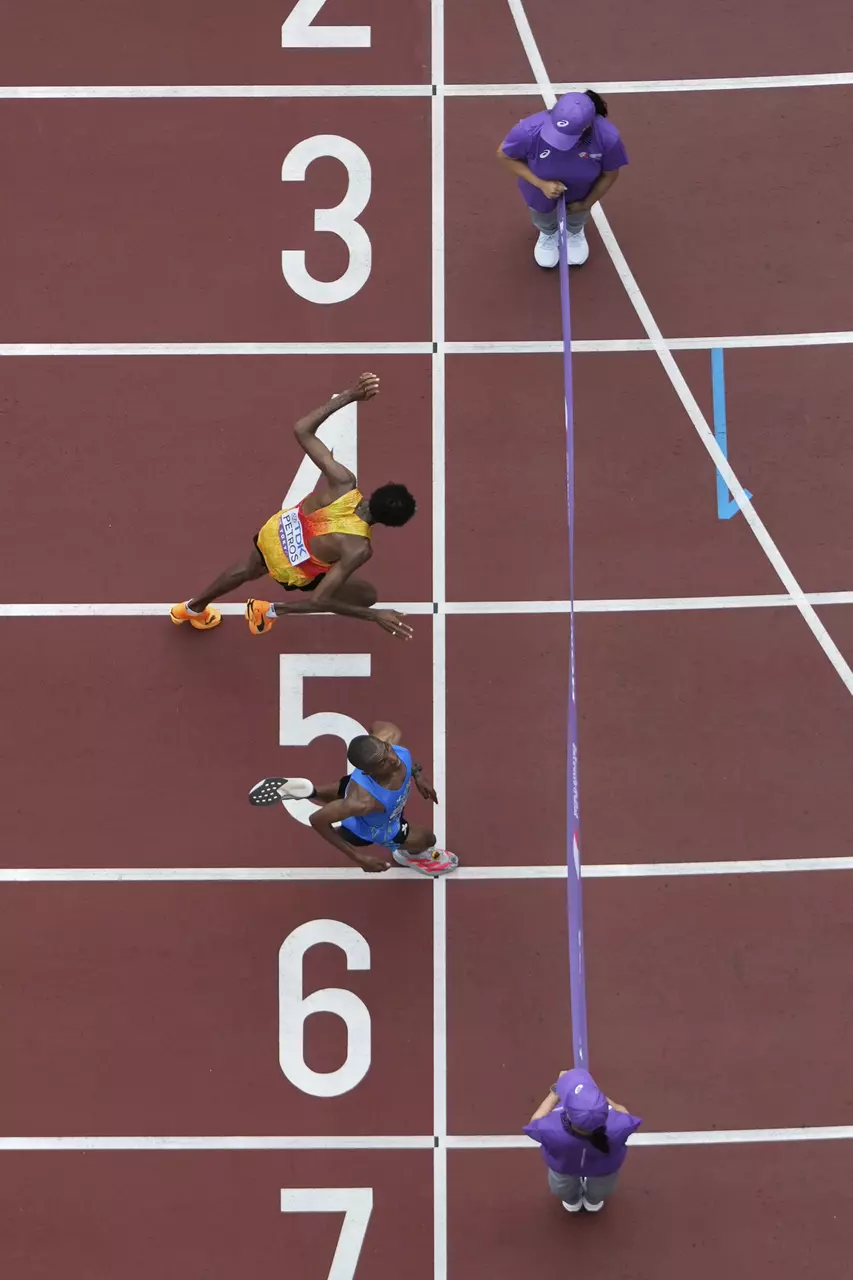 Marathon at worlds takes weird twists: a false start, a near wrong turn and, finally, a photo finish