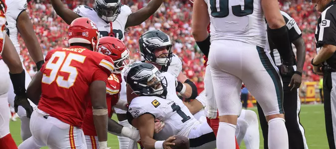 Eagles callan críticas y defienden su estrategia 'tush-push' en su inicio invicto