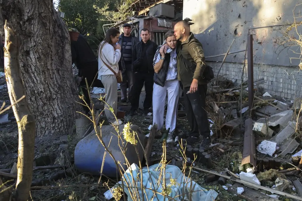Russia hits 2 Kyiv bridges; Ukraine closes 5 of 6 in city