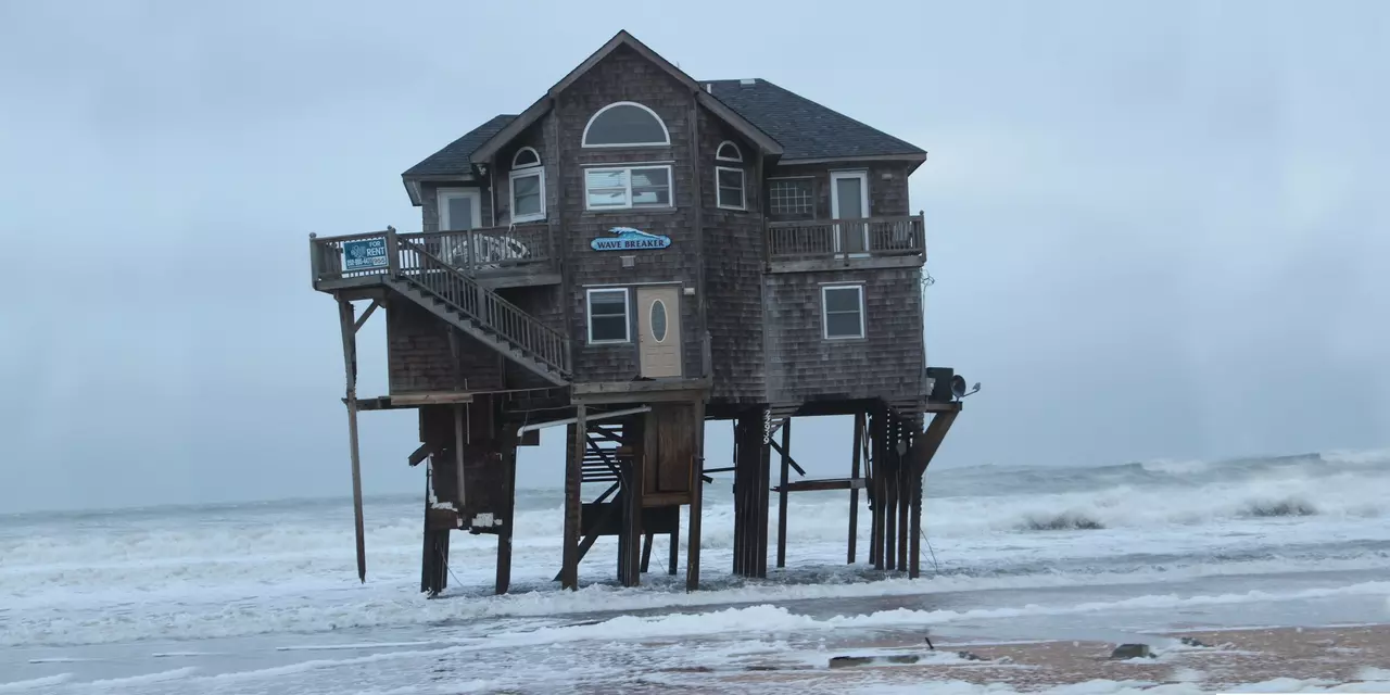 Buildings In Bizarre and Spectacular Places Around the World