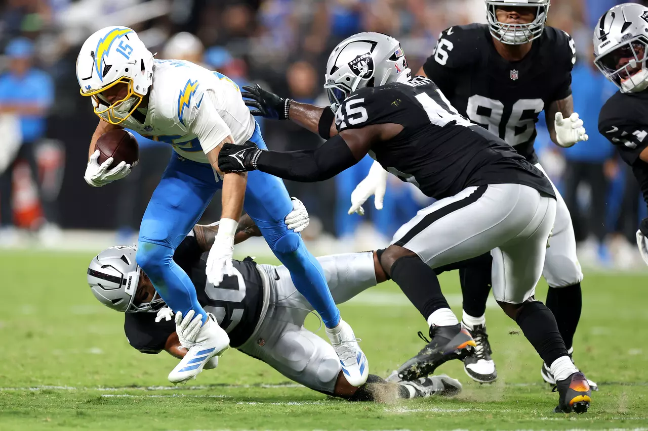 Justin Herbert picks apart the Raiders as Chargers improve to 2-0