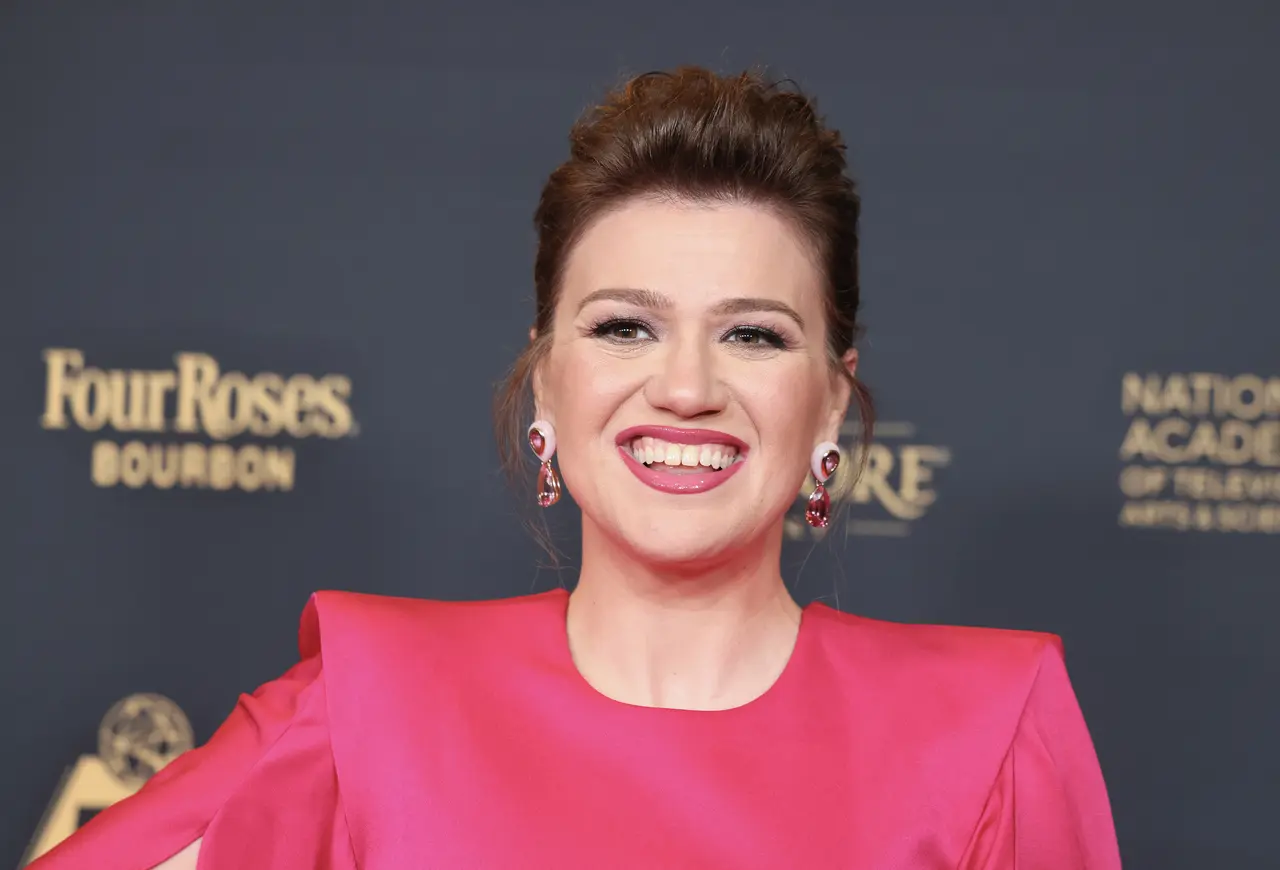 Video of Kelly Clarkson’s Art of Play store interaction released